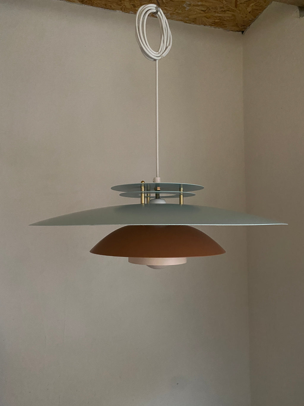 Stor flot lampe i lyseblå og sand