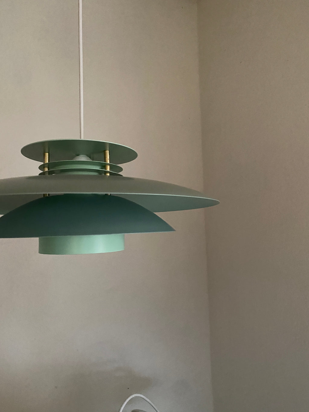 Fin grøn loftlampe
