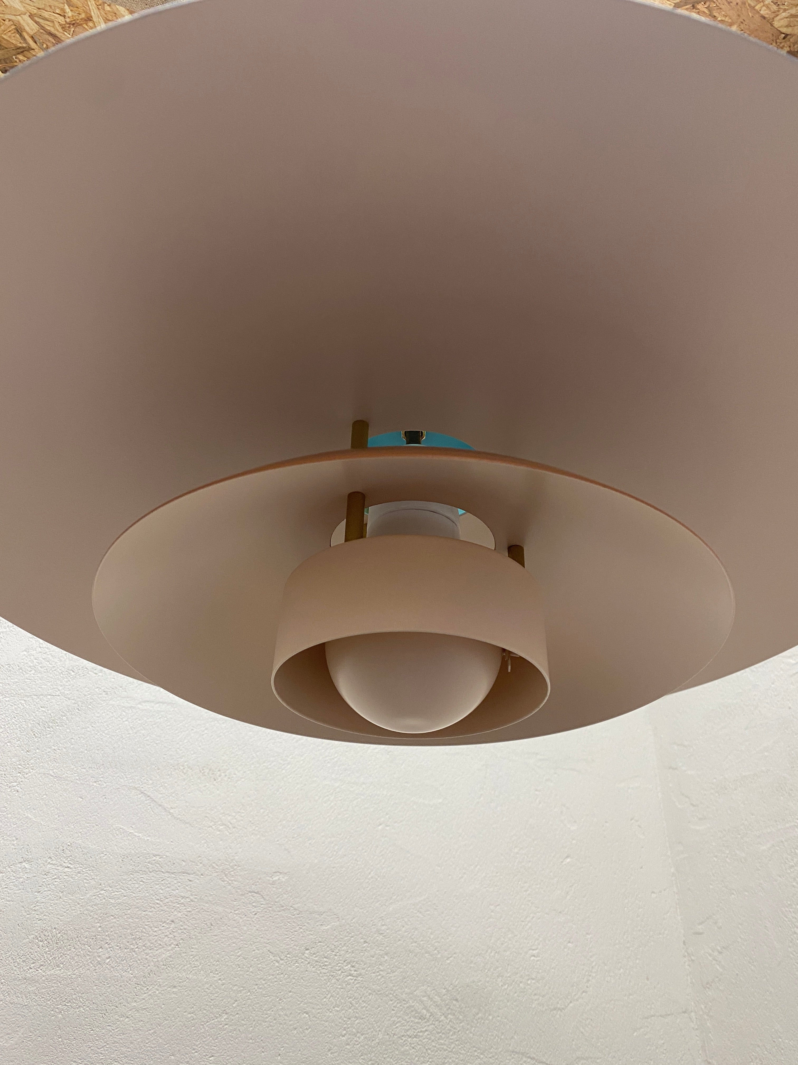 Stor flot lampe i lyseblå og sand