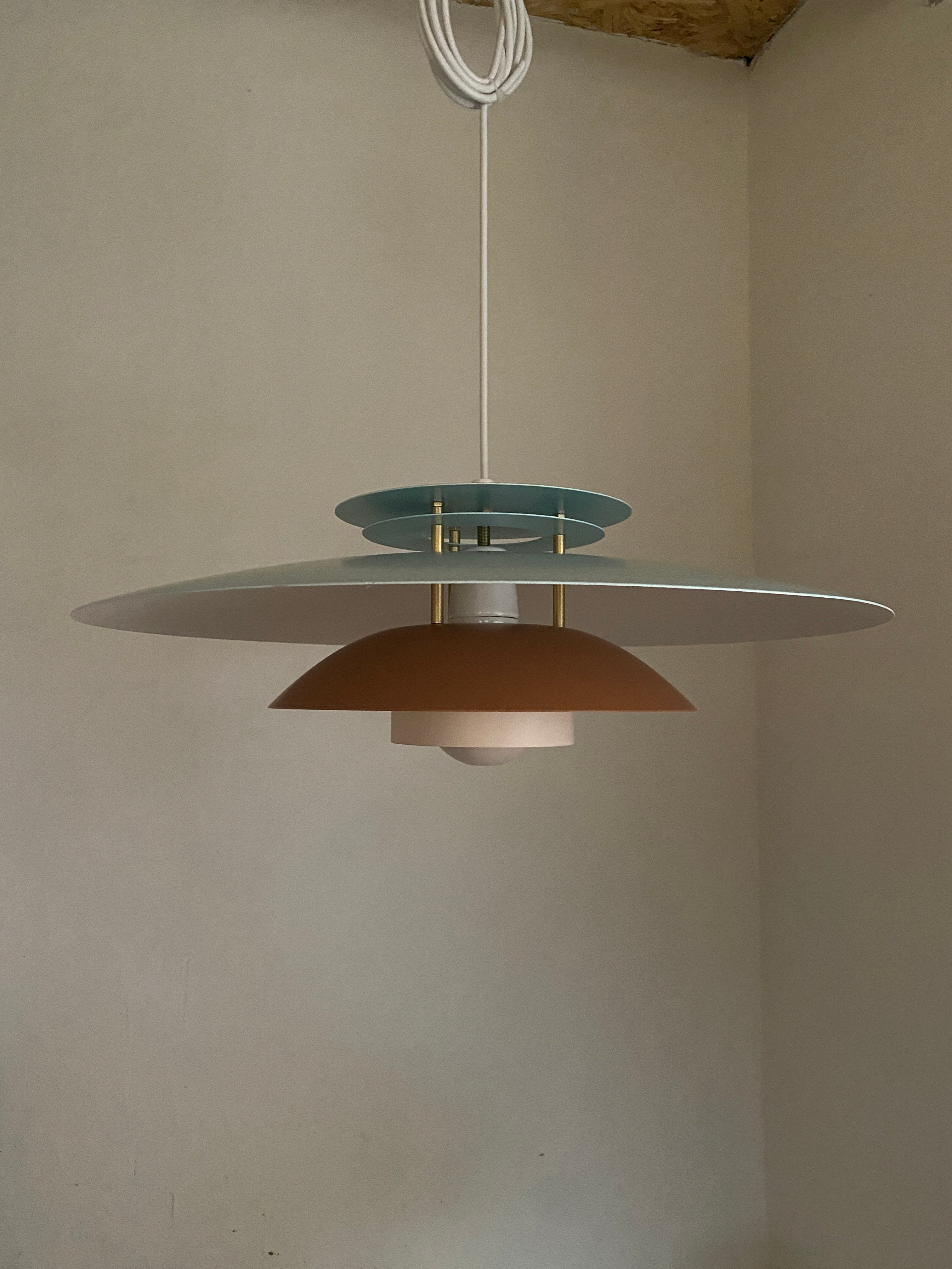 Stor flot lampe i lyseblå og sand