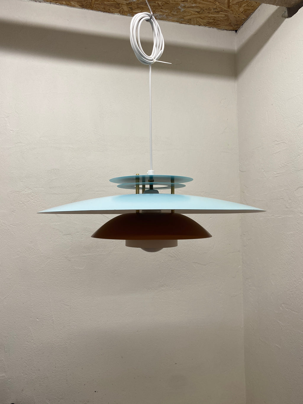 Stor flot lampe i lyseblå og sand