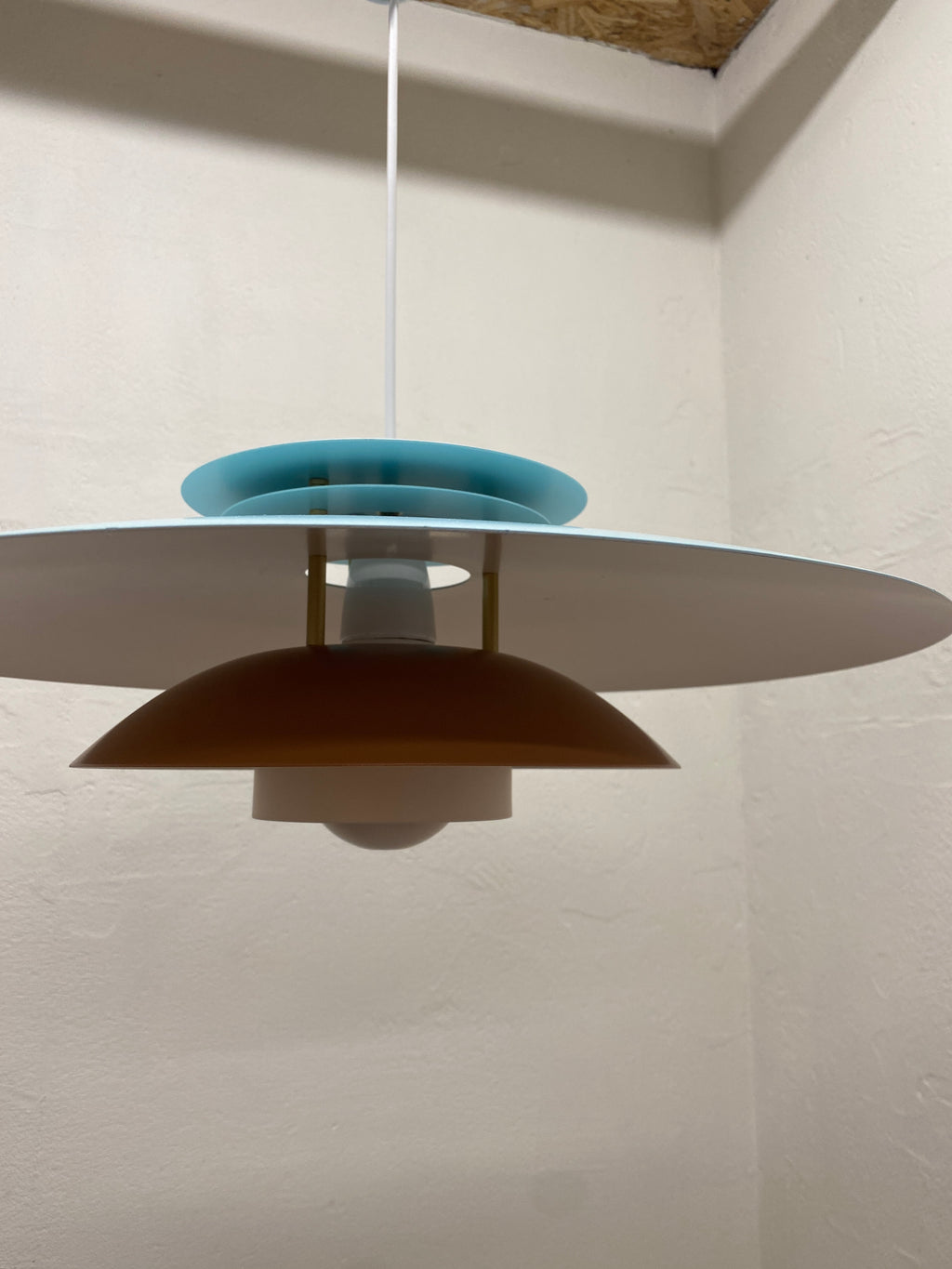 Stor flot lampe i lyseblå og sand