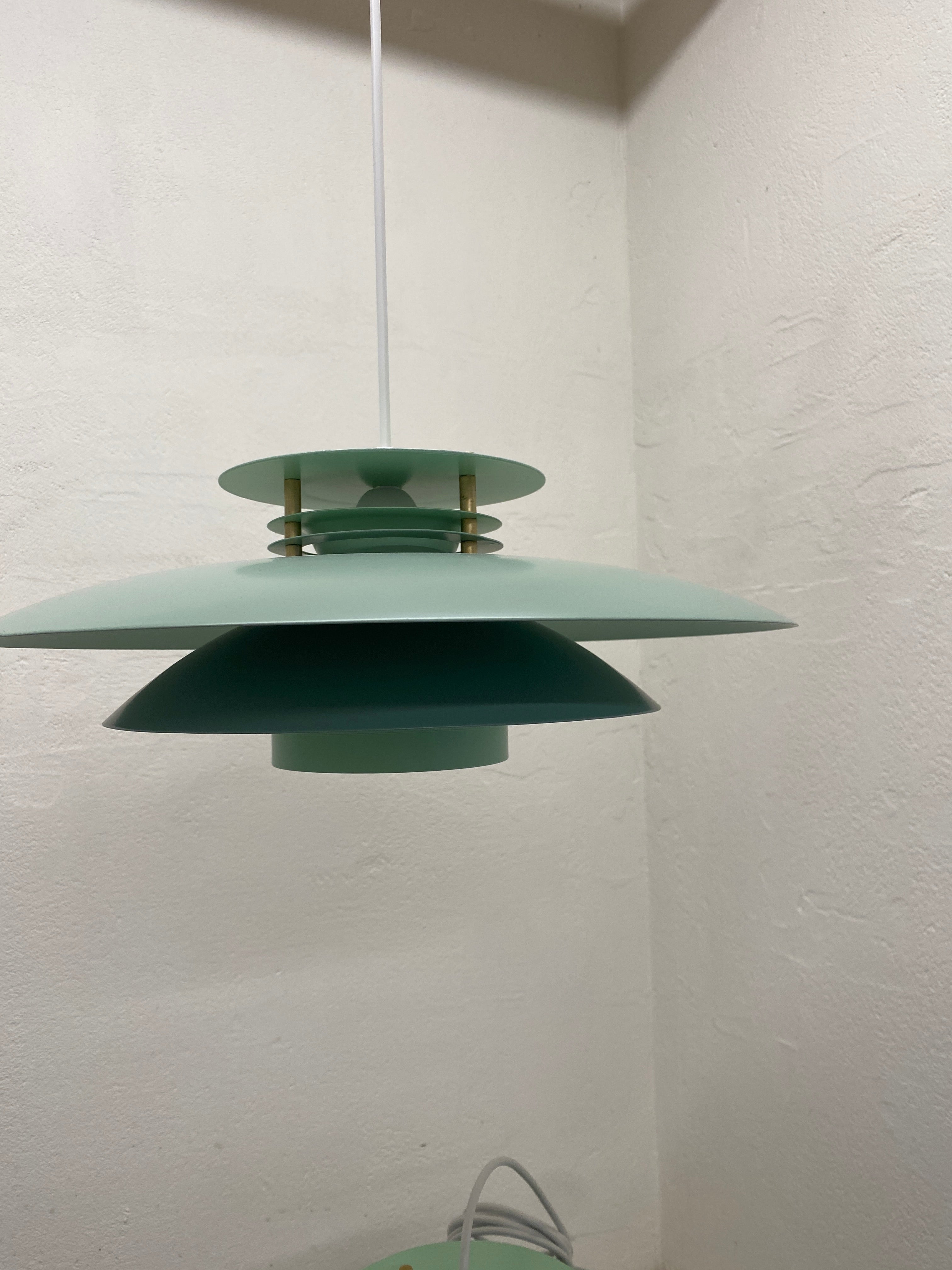 Fin grøn loftlampe