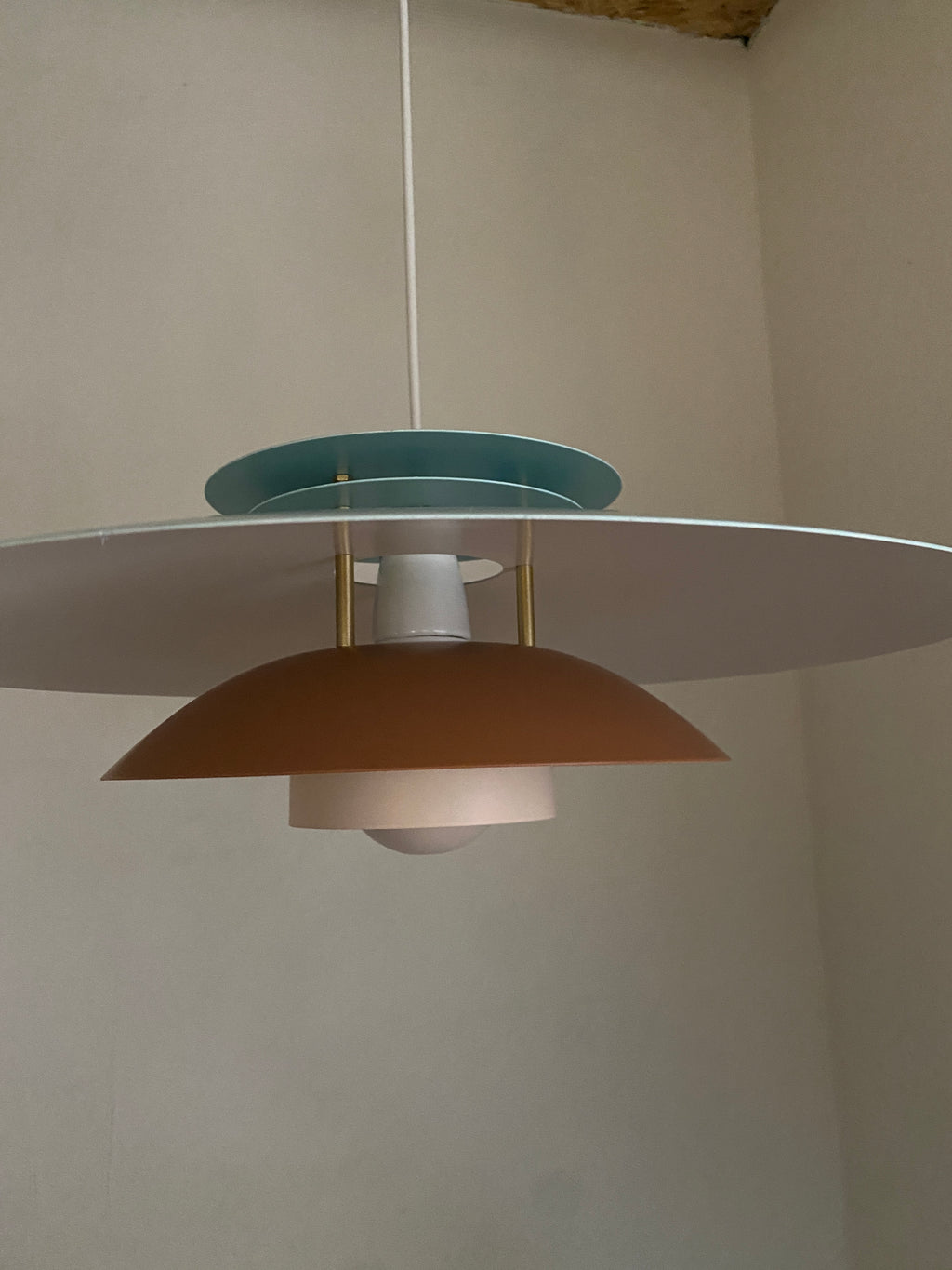 Stor flot lampe i lyseblå og sand