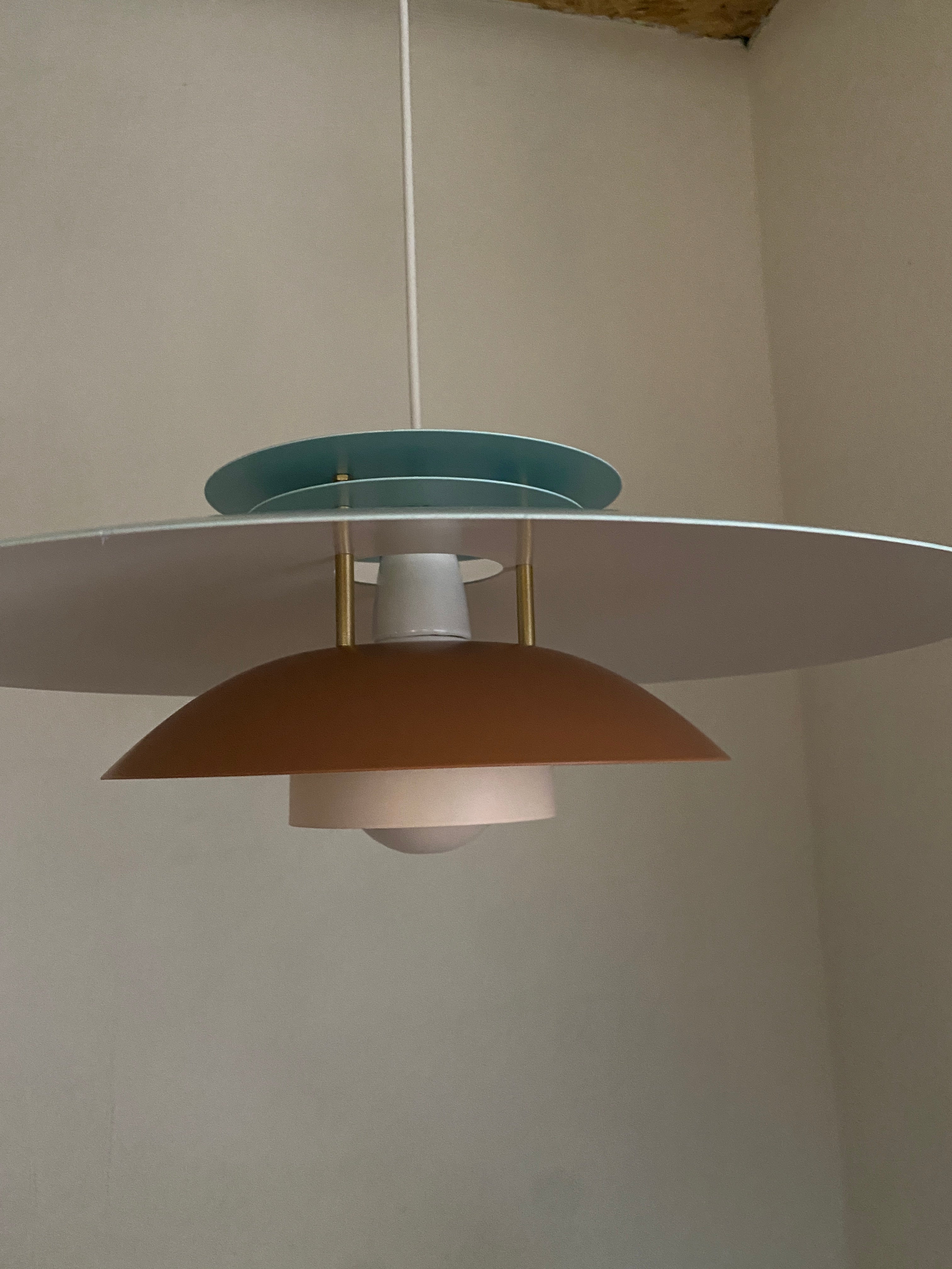 Stor flot lampe i lyseblå og sand