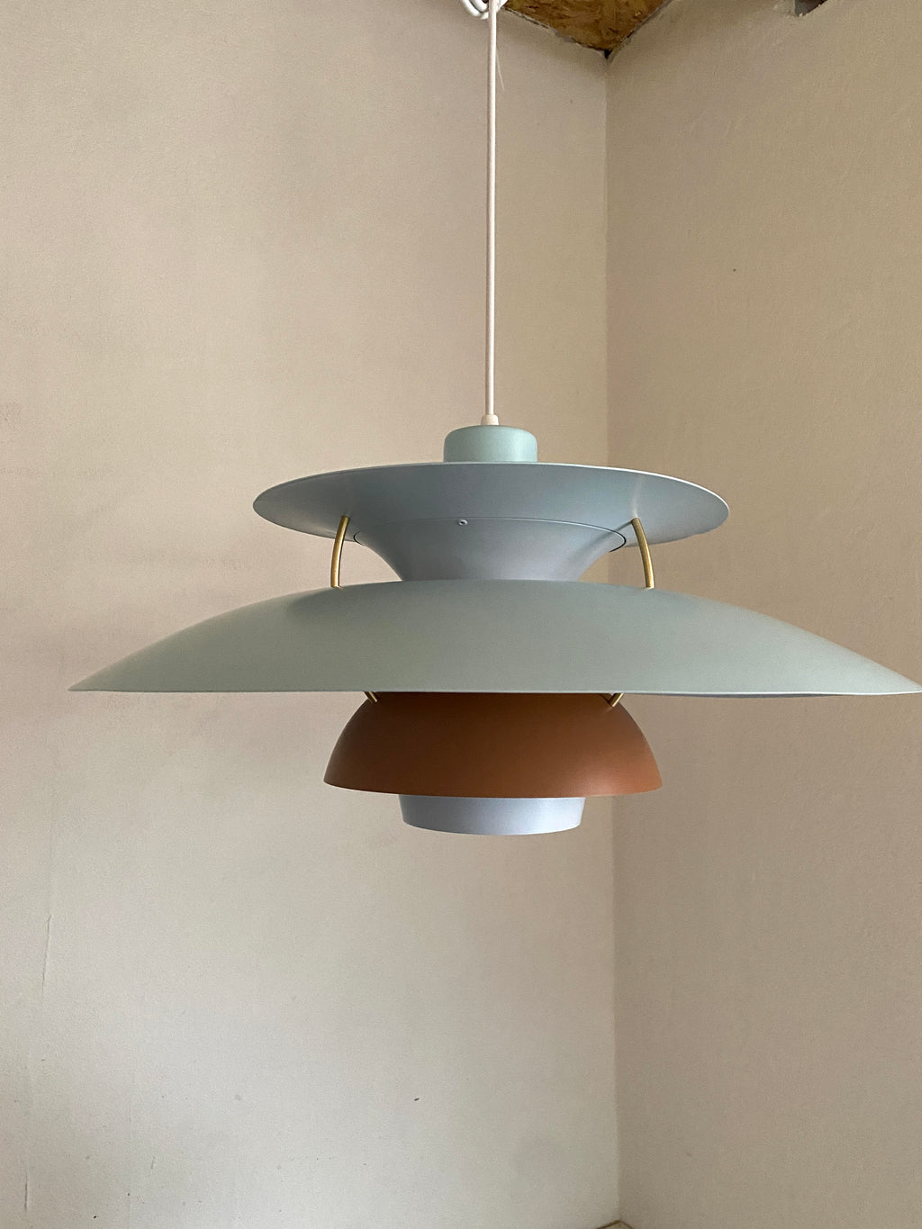 PH5 lampe i lyseblå og brun