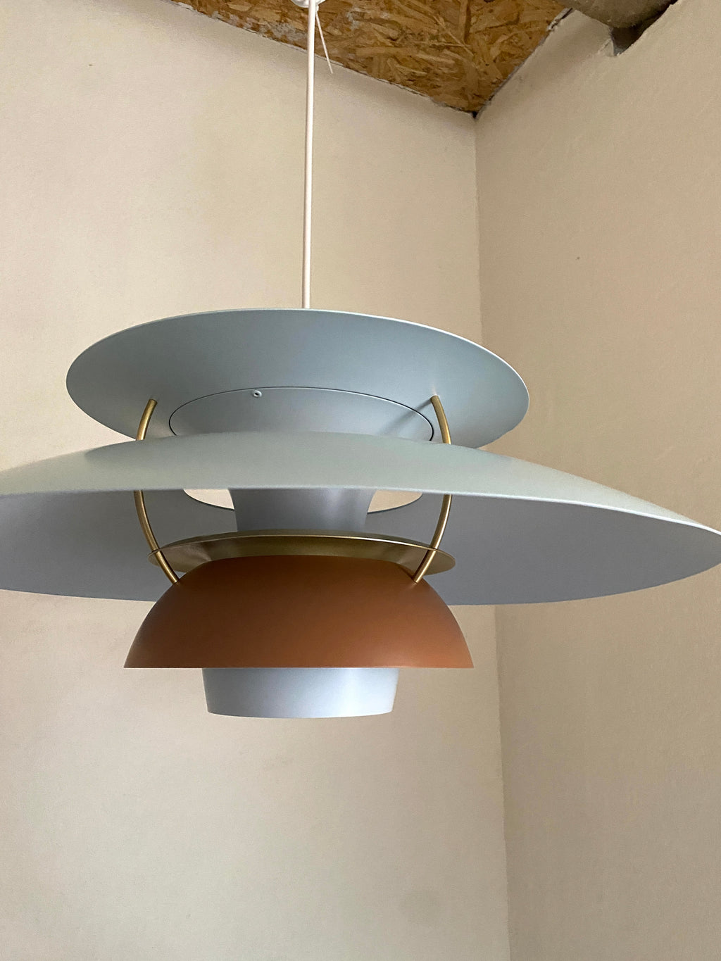 PH5 lampe i lyseblå og brun