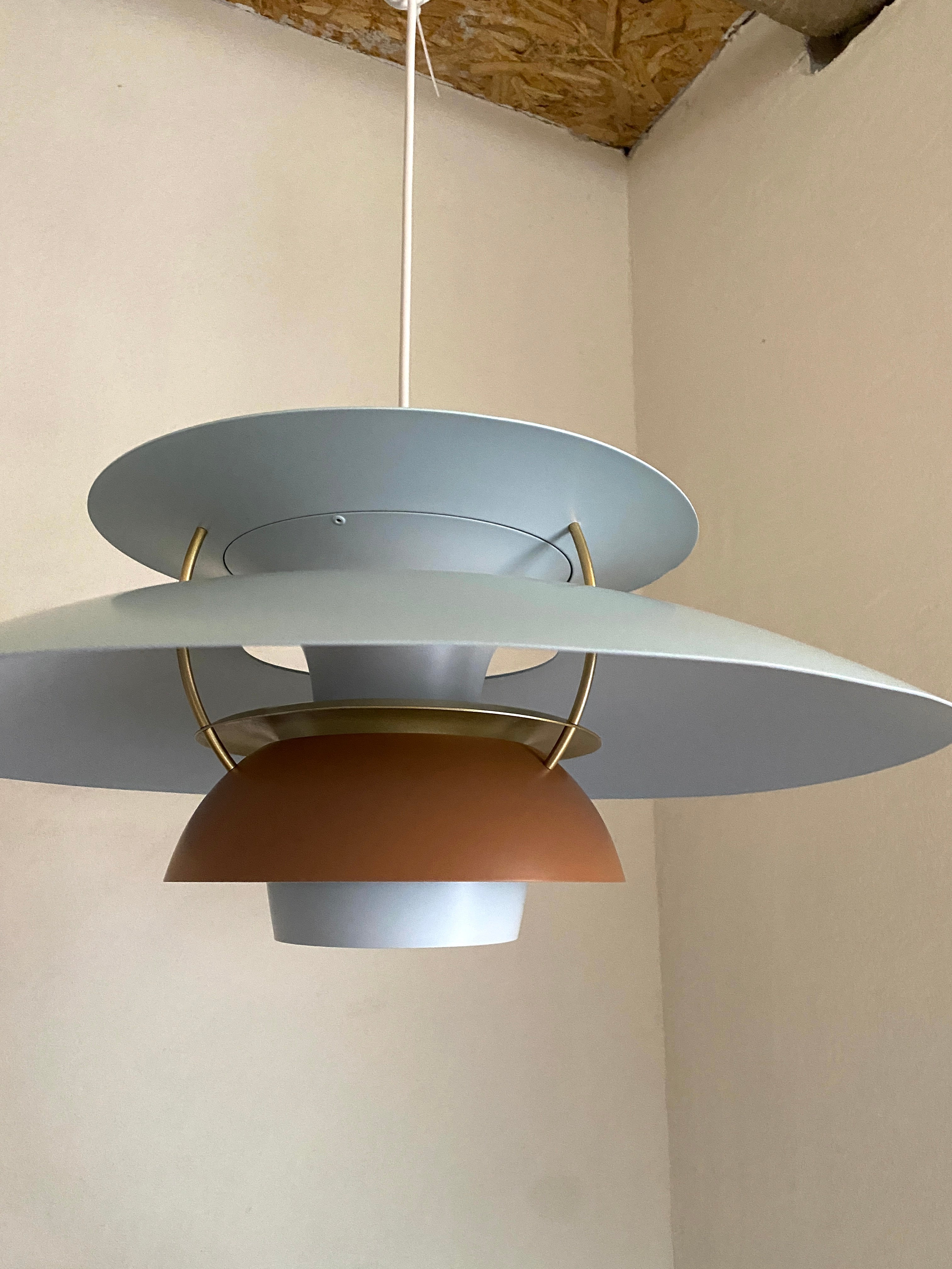 PH5 lampe i lyseblå og brun