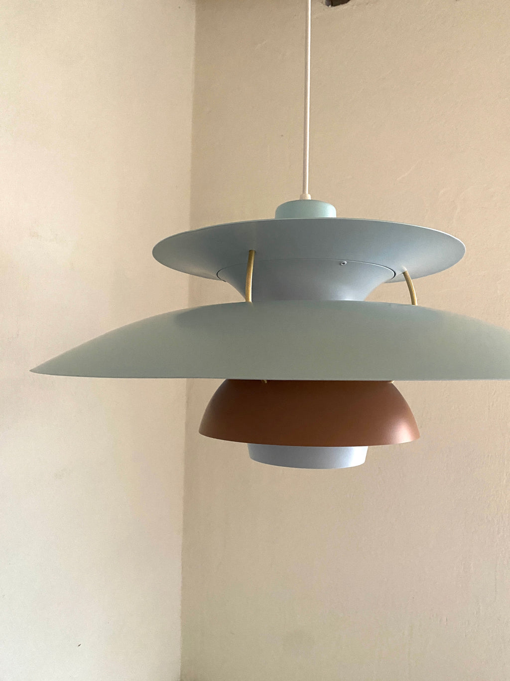 PH5 lampe i lyseblå og brun