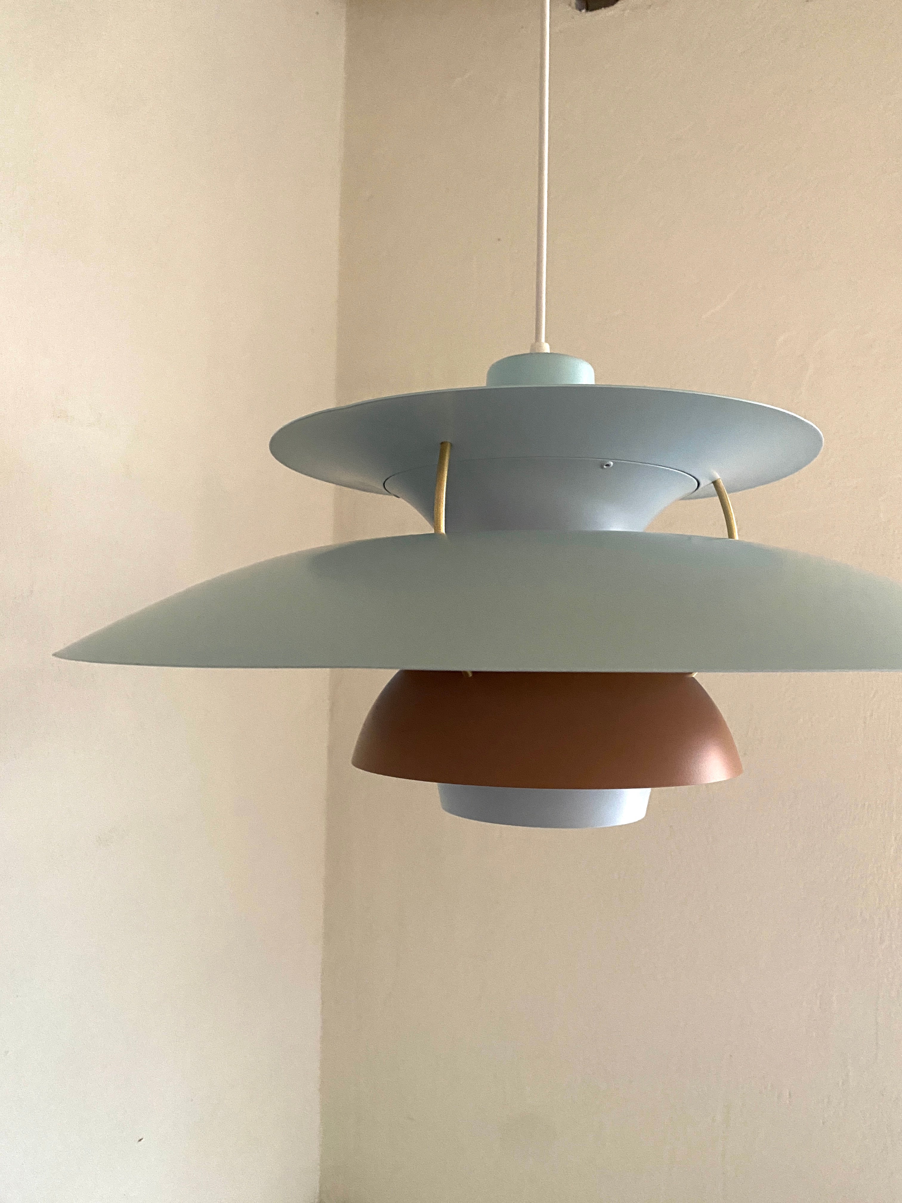 PH5 lampe i lyseblå og brun