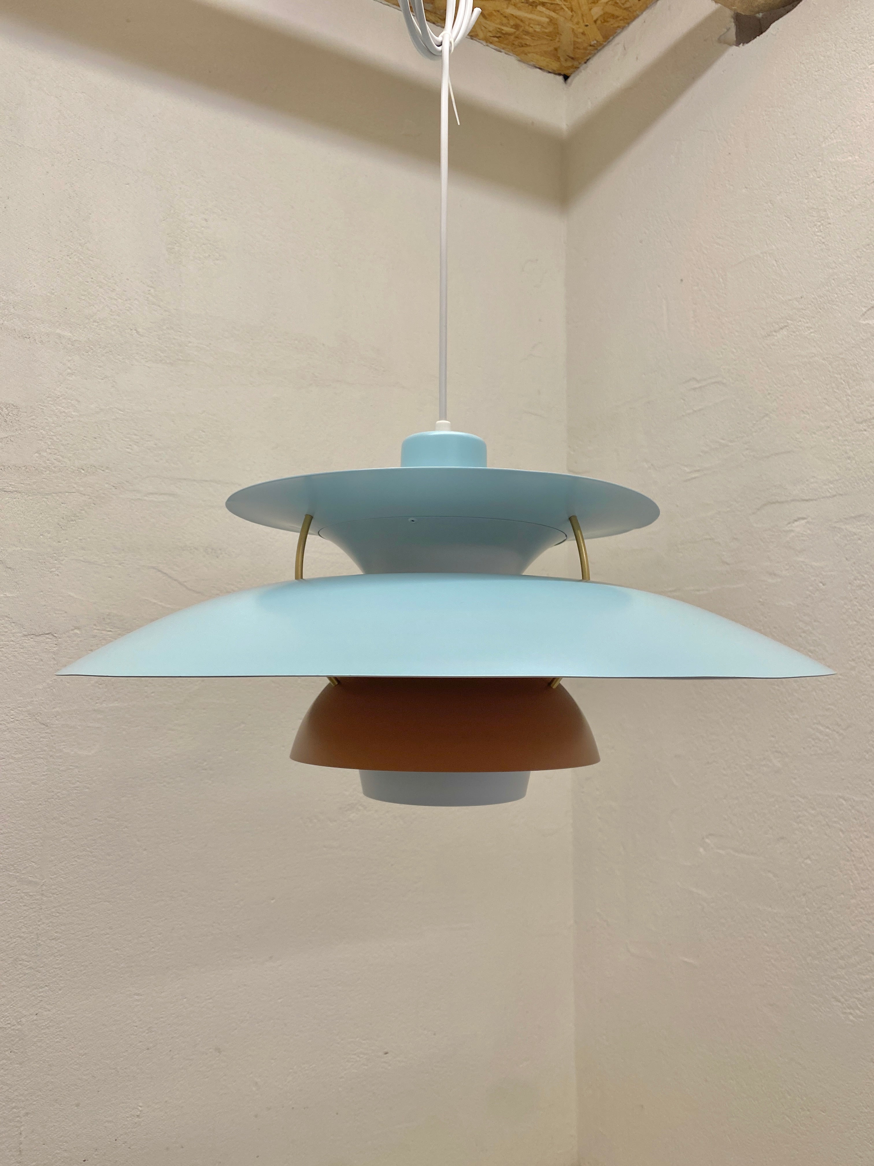 PH5 lampe i lyseblå og brun