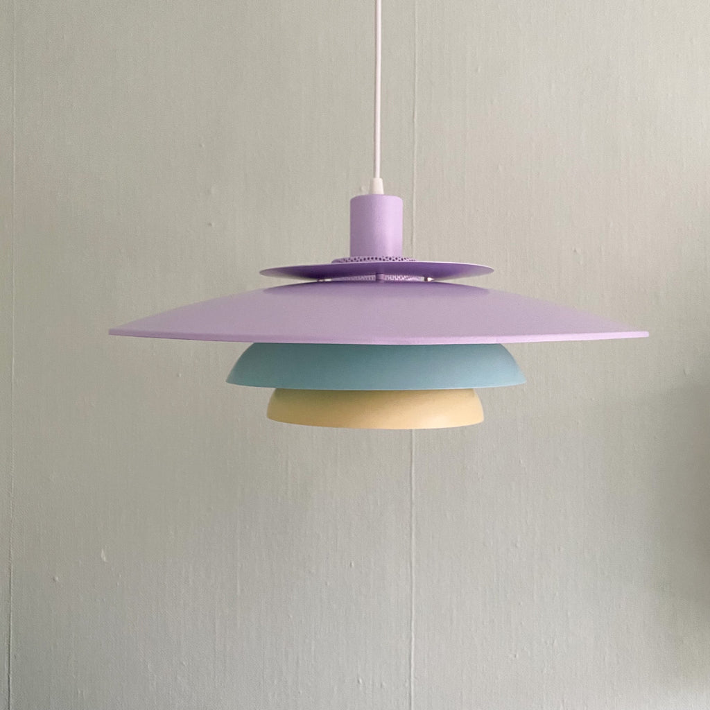 Trefarvet lampe