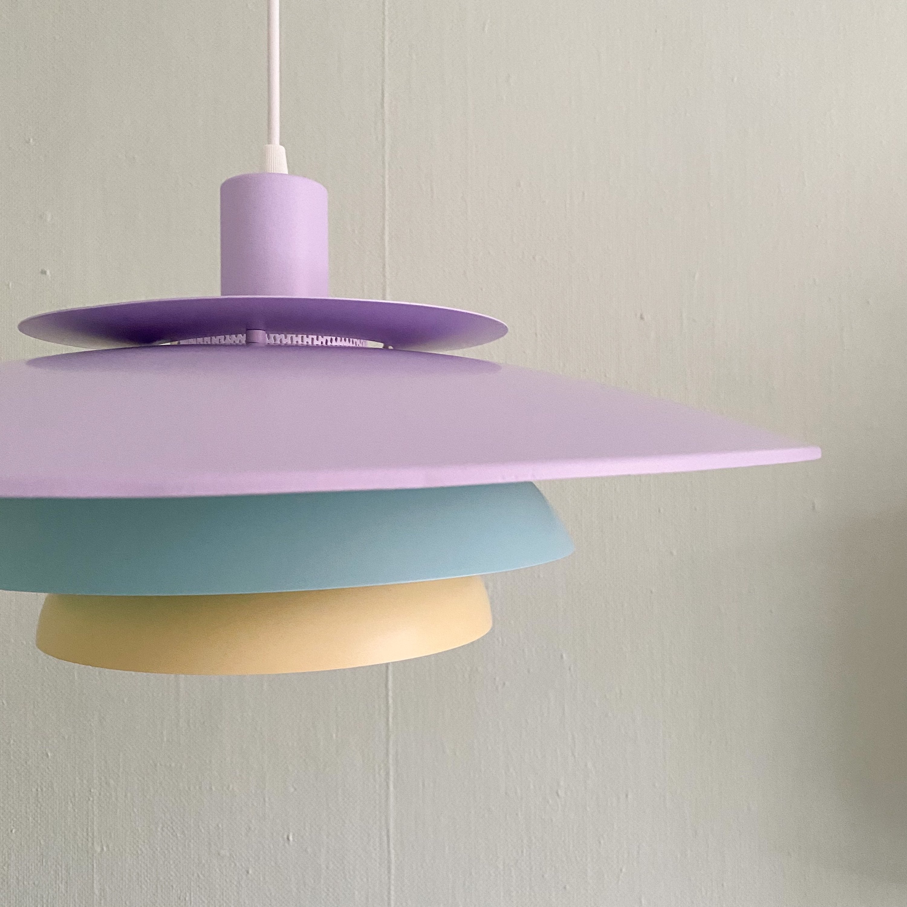 Trefarvet lampe