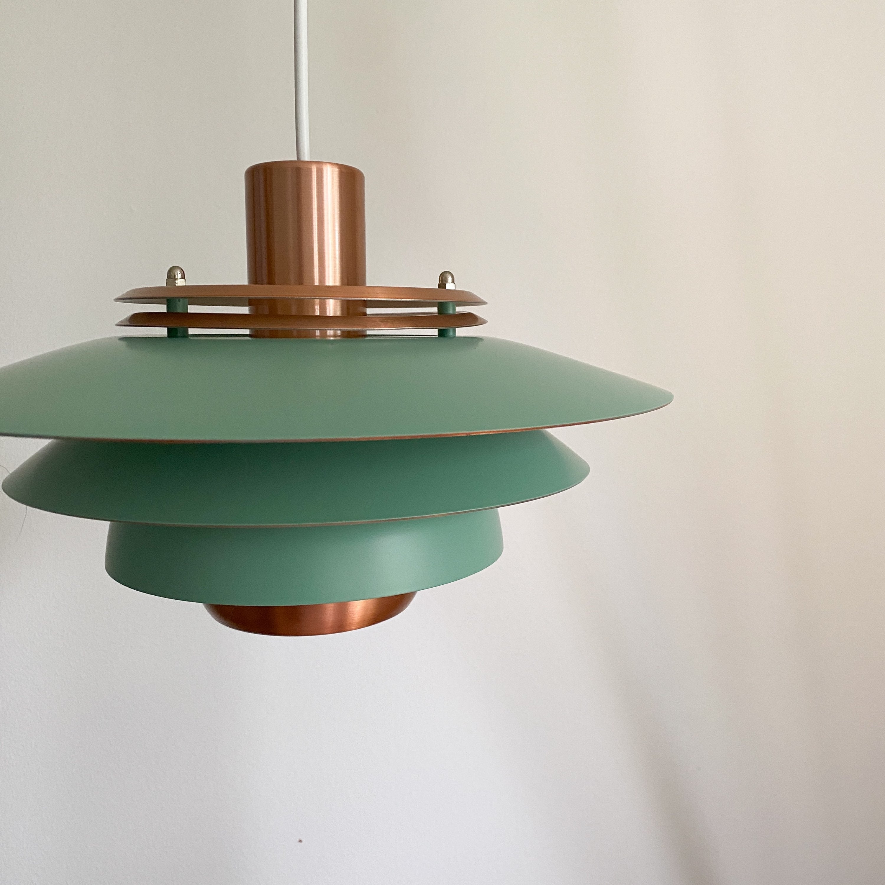 Mørkegrøn og kobber lampe