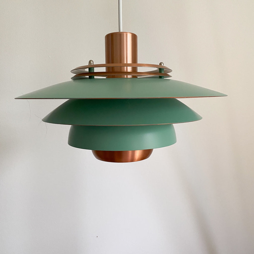 Mørkegrøn og kobber lampe