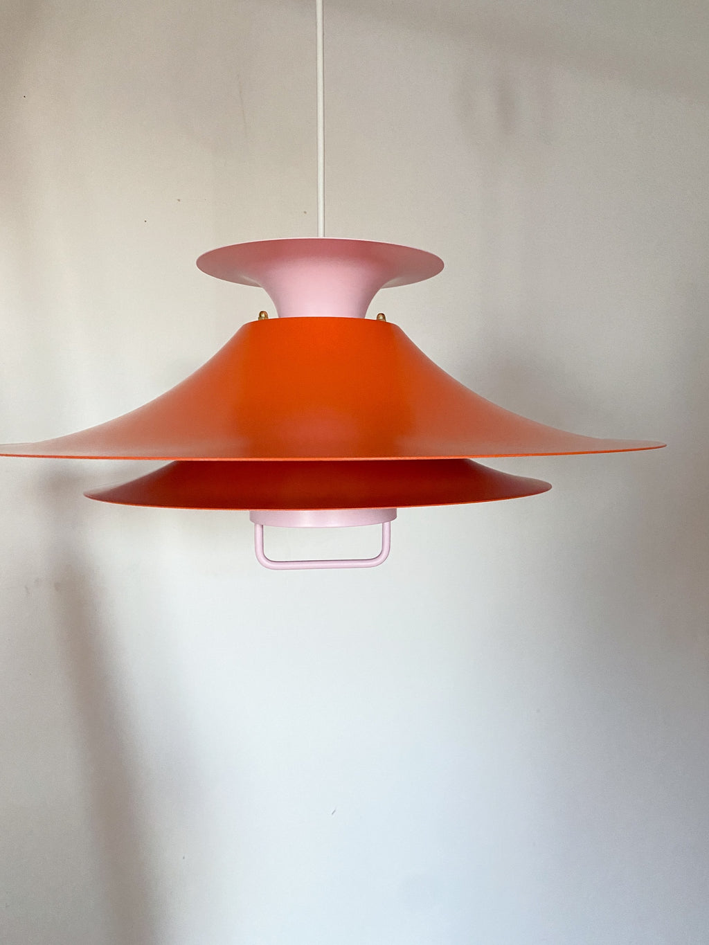 Orange og lyserød lampe