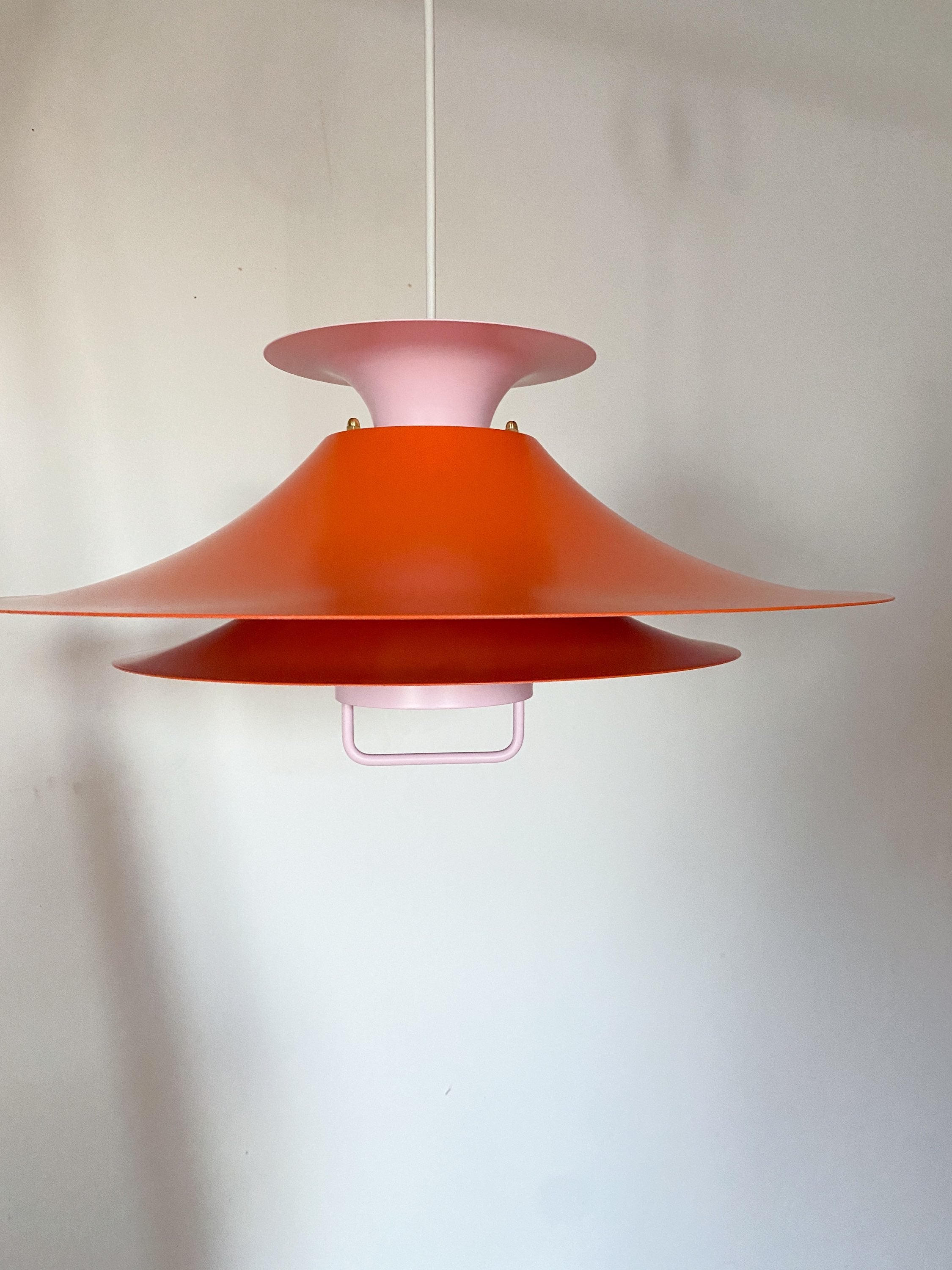 Orange og lyserød lampe