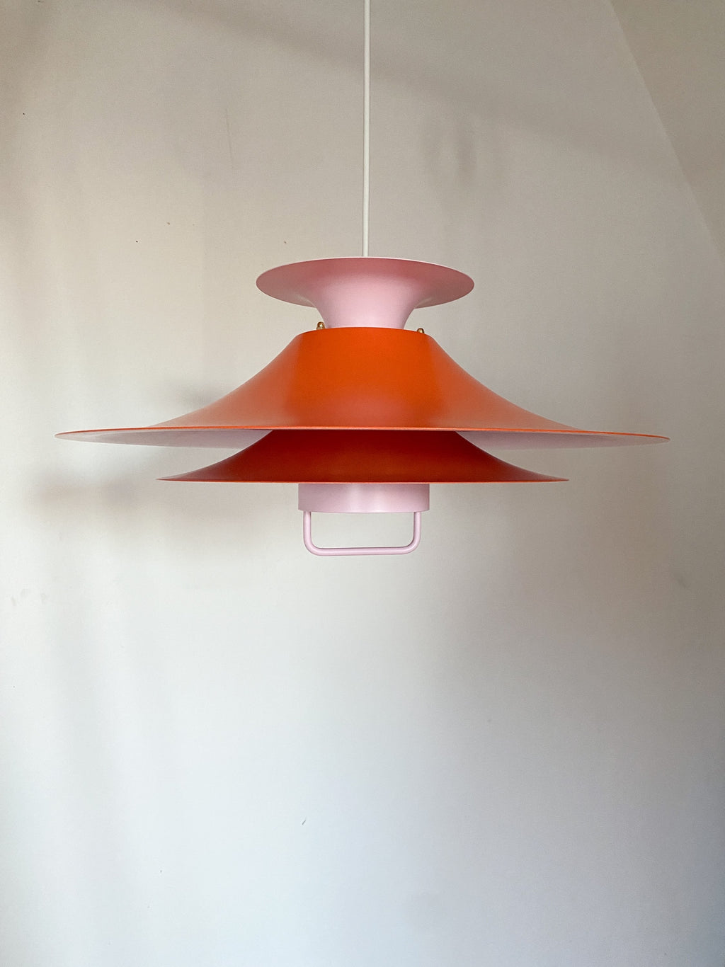 Orange og lyserød lampe