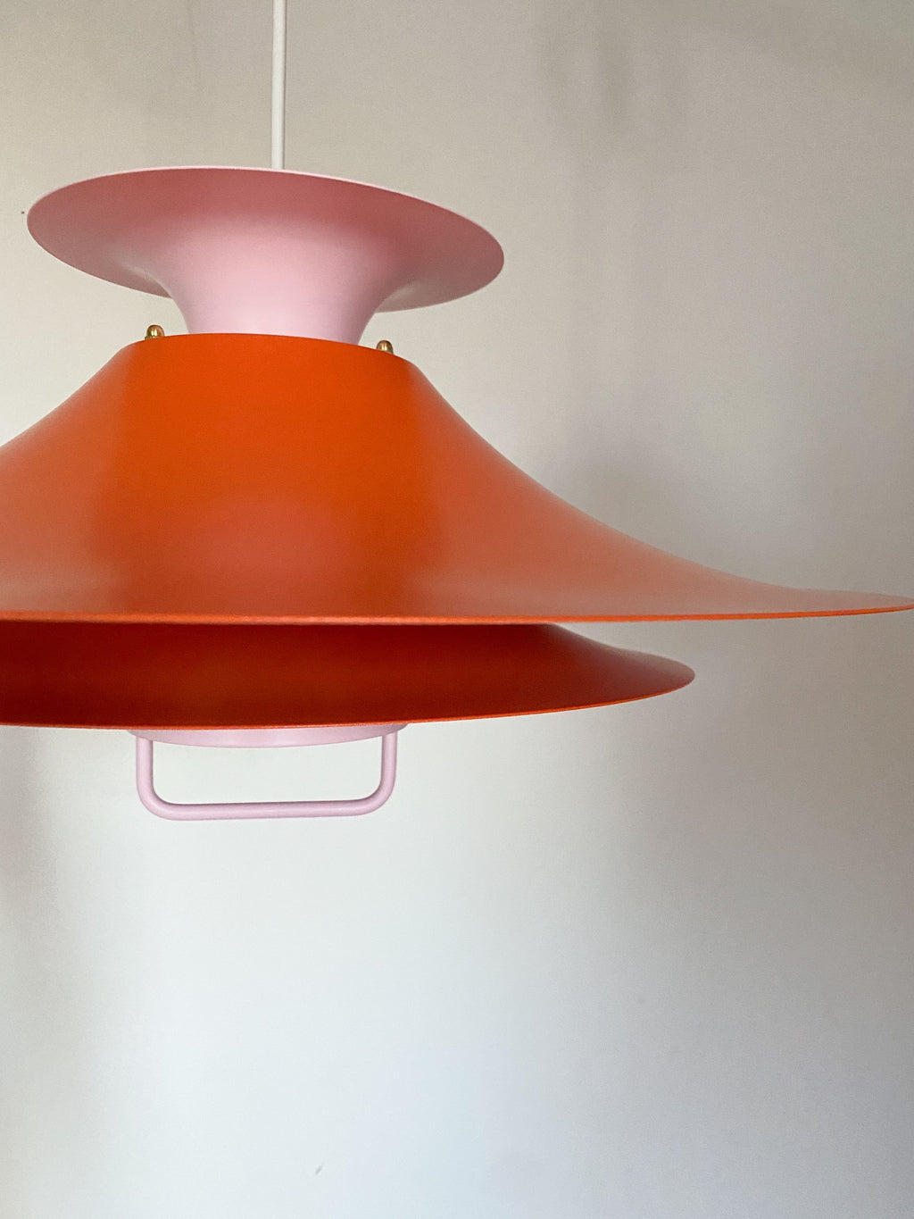 Orange og lyserød lampe