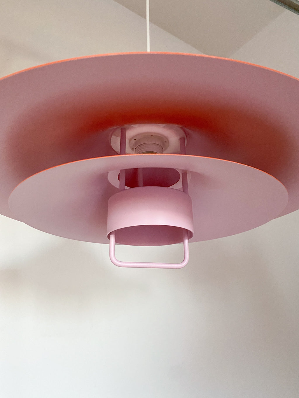 Orange og lyserød lampe