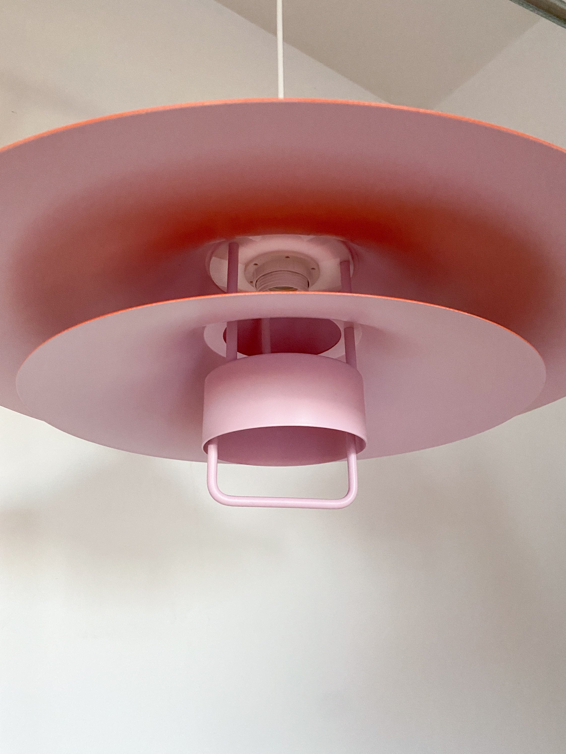 Orange og lyserød lampe