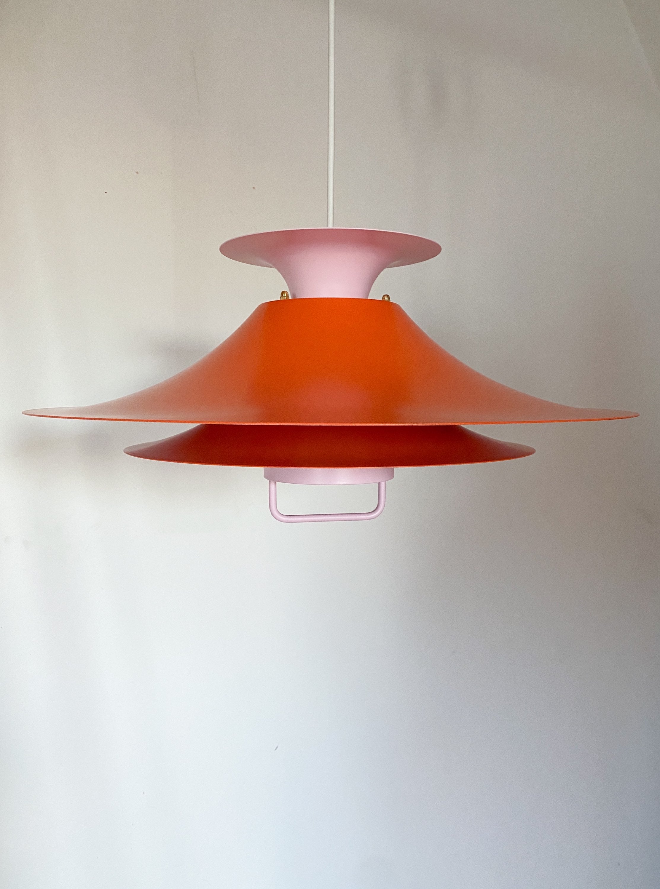 Orange og lyserød lampe